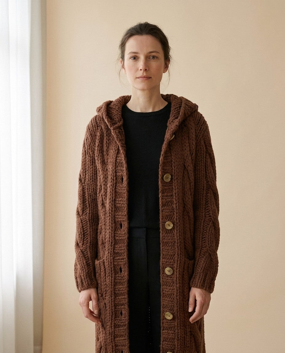 Gilet long à capuche en grosse maille torsadée, porté par un mannequin