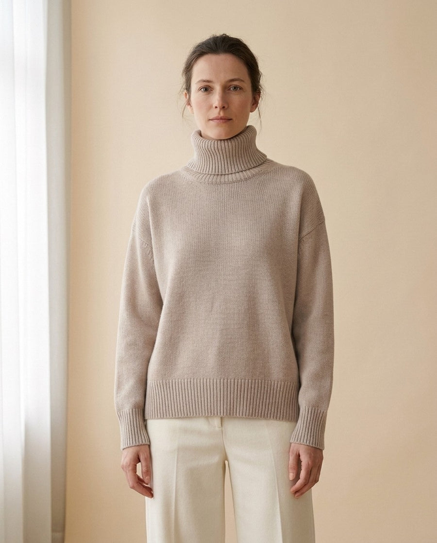 Pull col roulé oversize doublé, porté par un mannequin