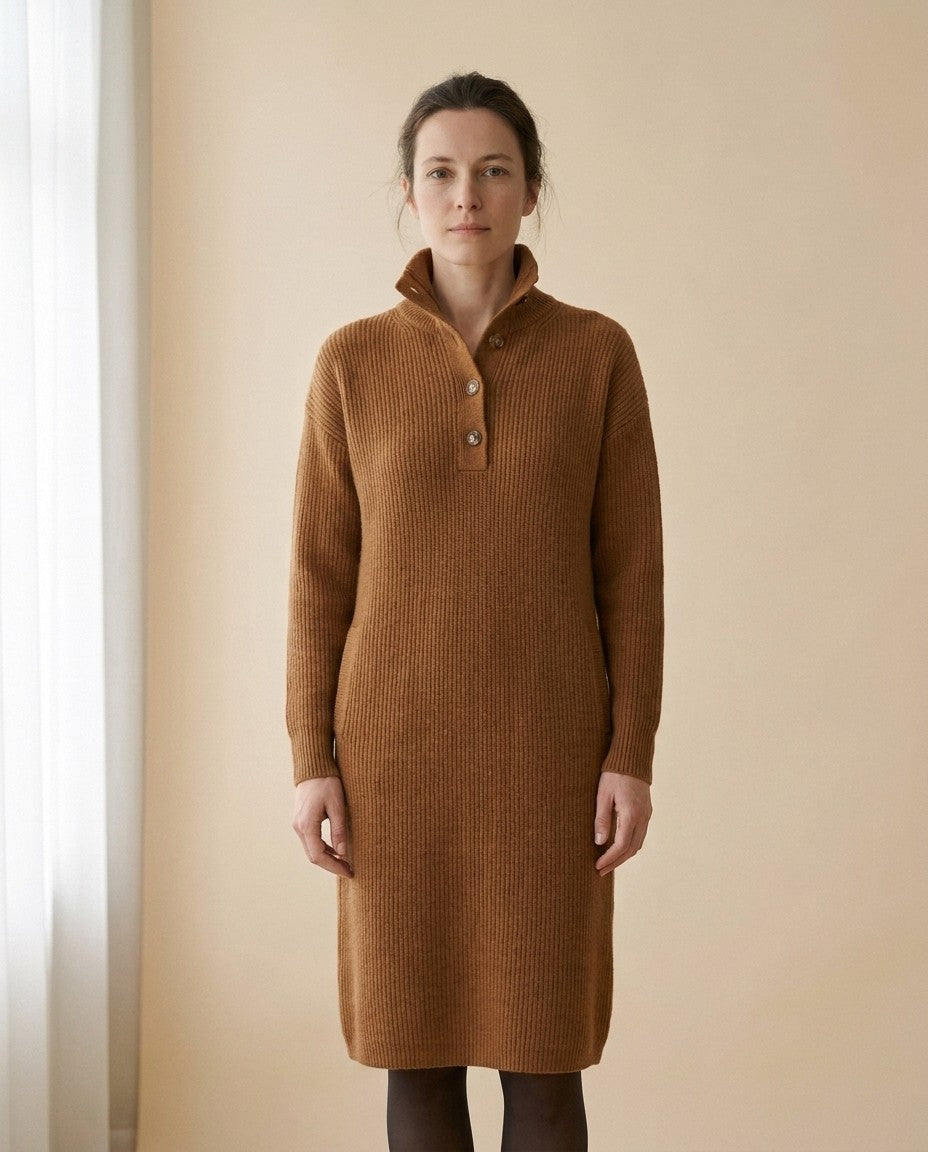 Robe pull côtelée à col boutonné, porté par un mannequin