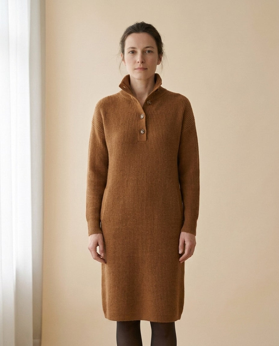 Robe pull côtelée à col boutonné, porté par un mannequin