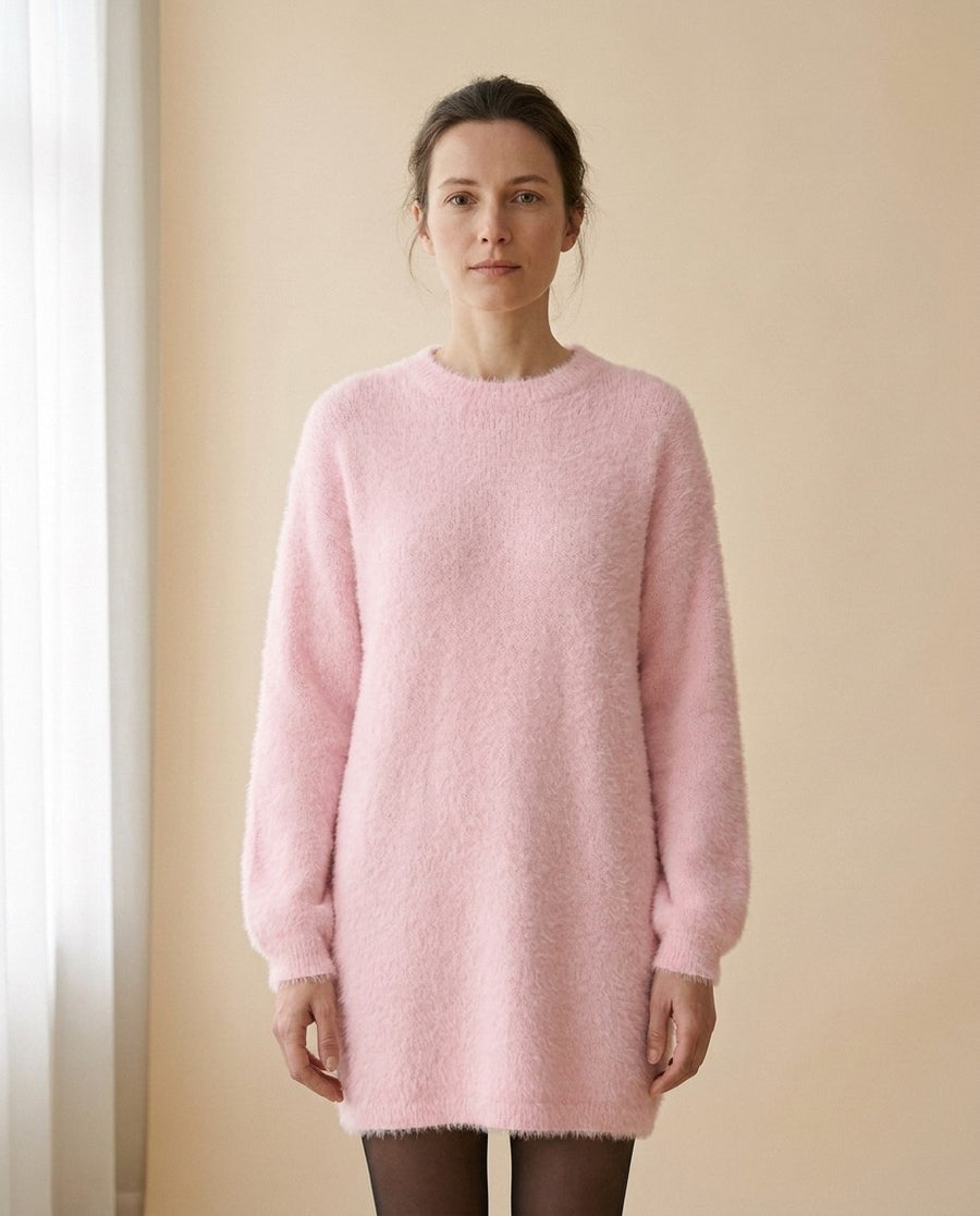Robe pull duveteuse à col rond, porté par un mannequin